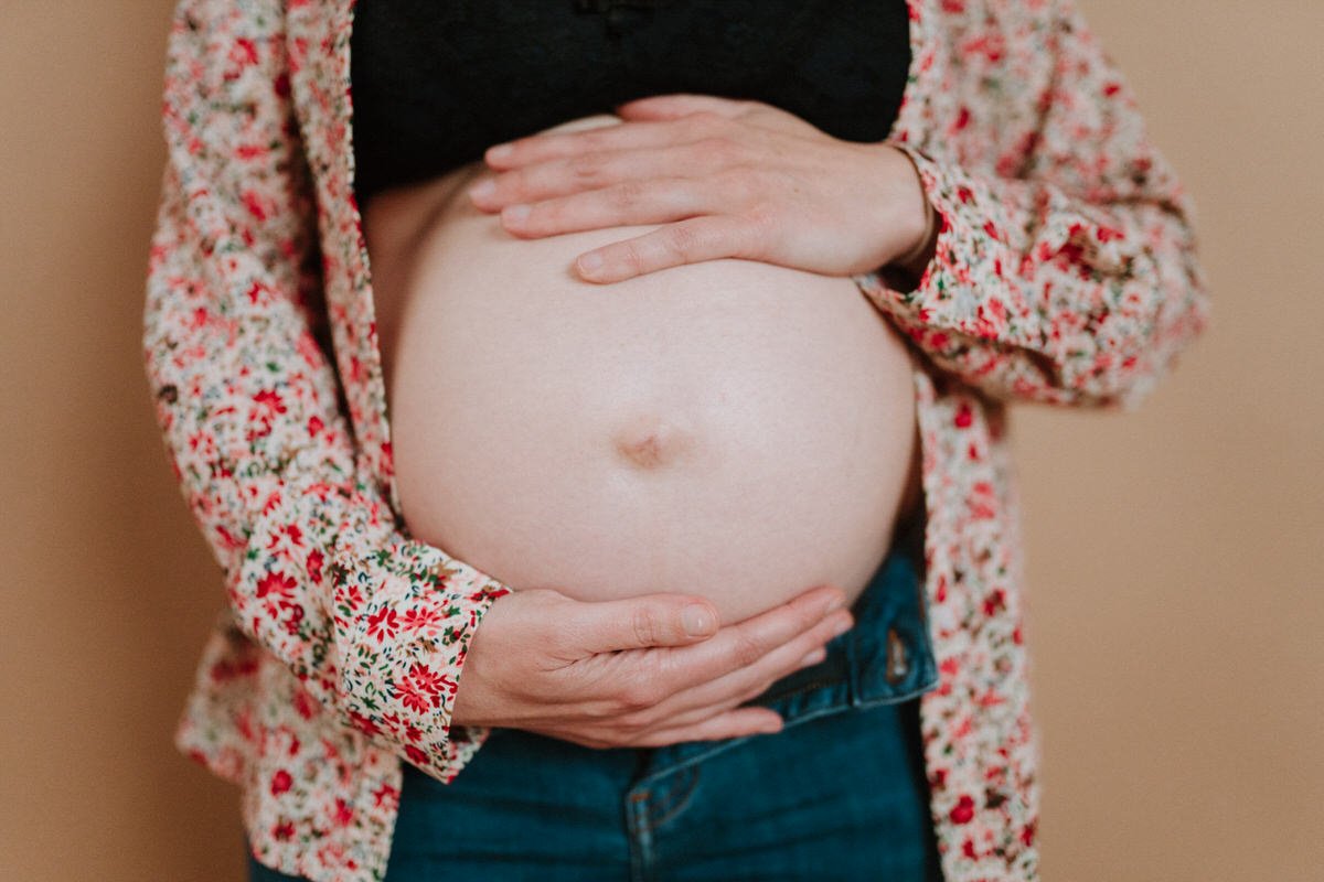 détails photo de grossesse femme enceinte maternité à fontainebleau